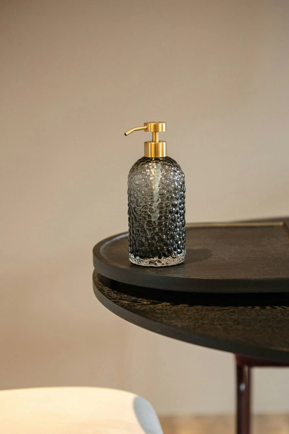 AYTM Arura Seifenspender Schwarz / Gold – Bild 2