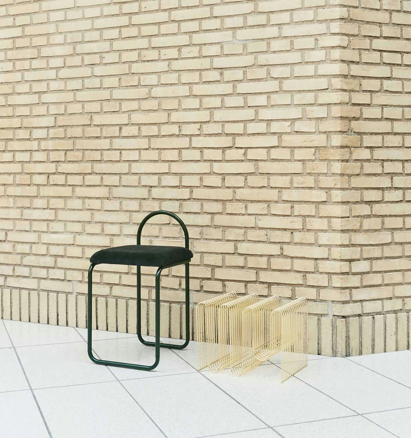 AYTM Curva Zeitungsständer, Gold – Bild 3