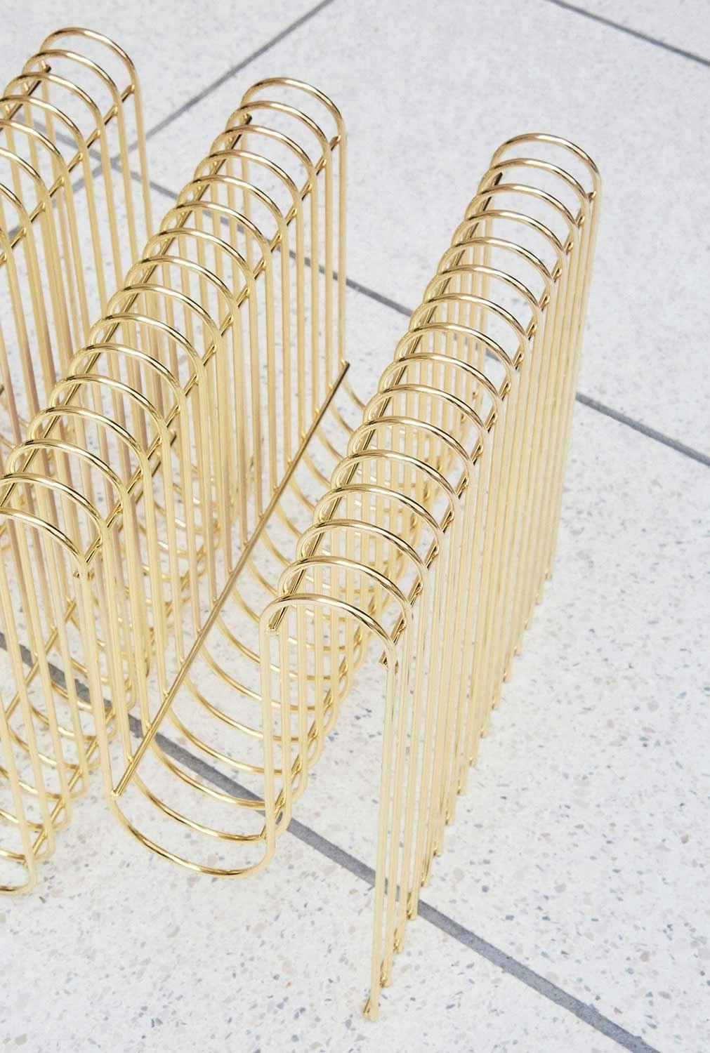 AYTM Curva Zeitungsständer, Gold – Bild 4