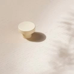 Circular Knopf,  Toniton Creme