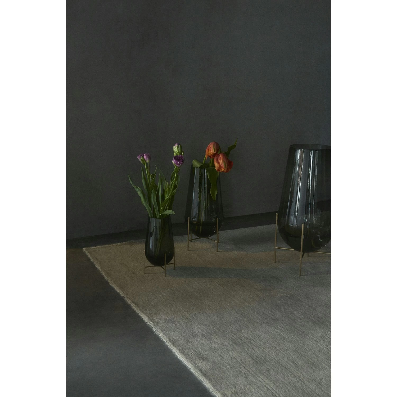 Menu Échasse Vase M, Smoked/ Brass – Bild 5